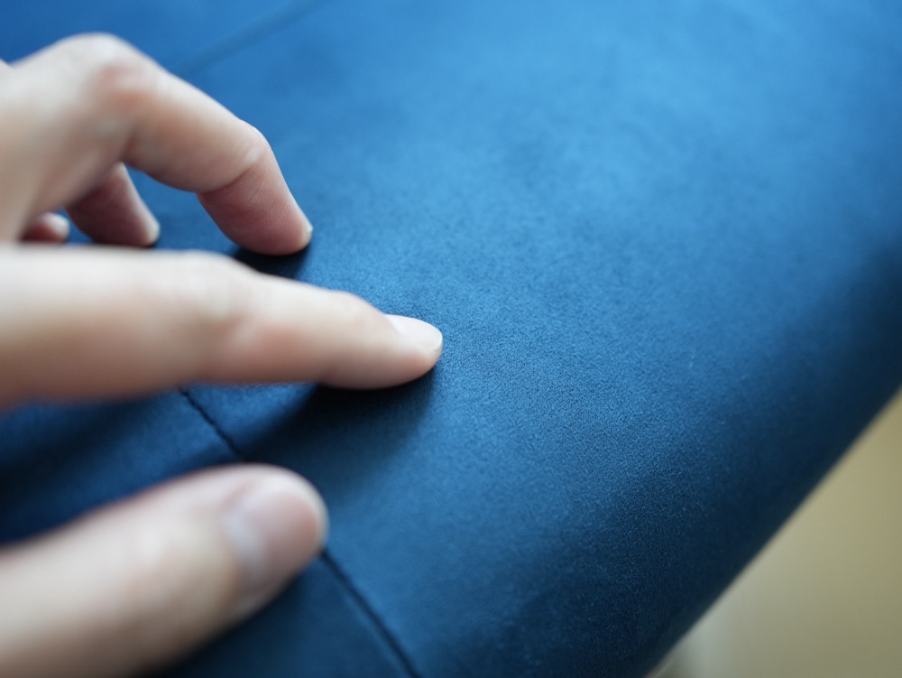 AKRacing Faura　表面はスウェード調のファブリックで劣化に強い