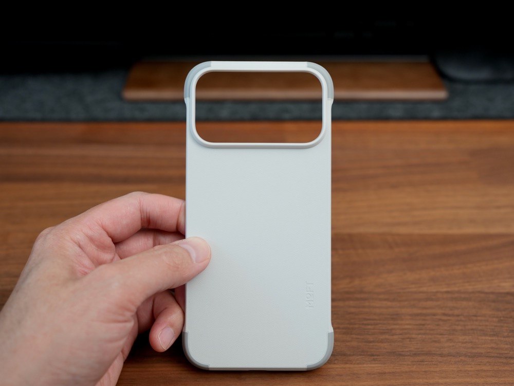 MOFTのiPhone 17用MagSafe対応バイカラーケースの外観背面