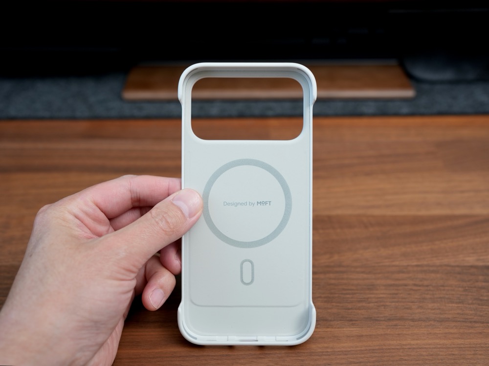 MOFTのiPhone 17用MagSafe対応バイカラーケースの外観正面