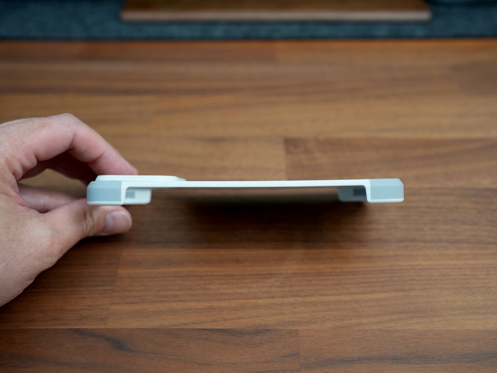 MOFTのiPhone 17用MagSafe対応バイカラーケースの外観側面