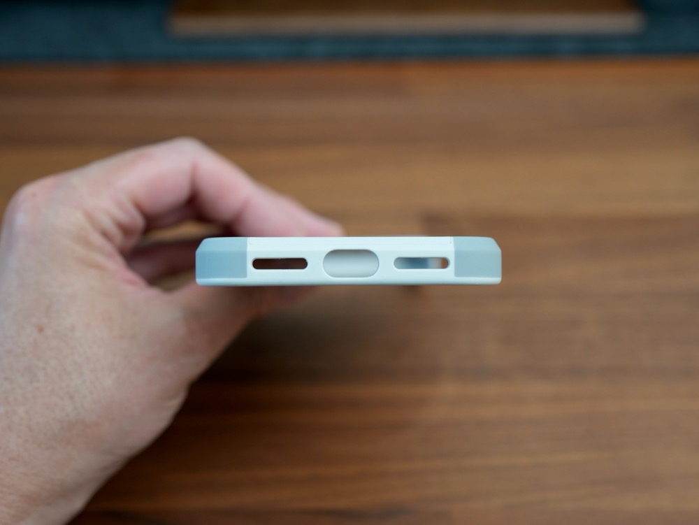 MOFTのiPhone 17用MagSafe対応バイカラーケースの外観底面