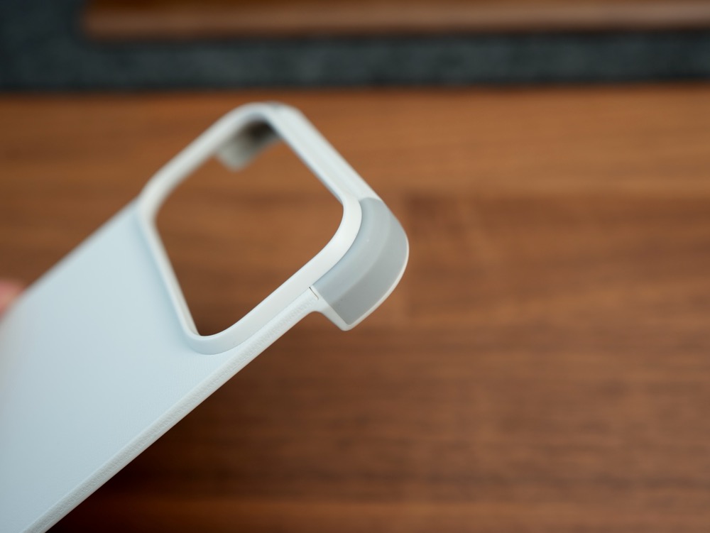 MOFTのiPhone 17用MagSafe対応バイカラーケースのコーナー