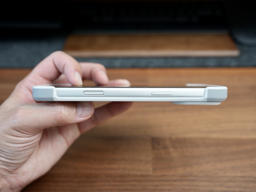 MOFTのiPhone 17用MagSafe対応バイカラーケースの装着感