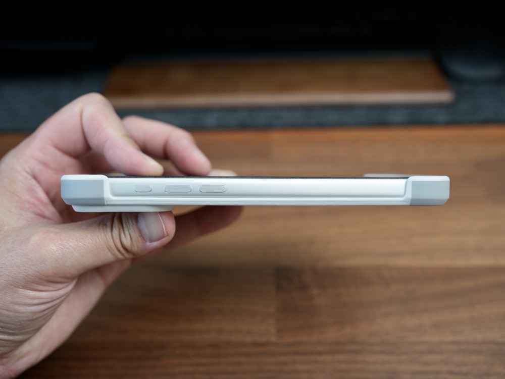 MOFTのiPhone 17用MagSafe対応バイカラーケースの装着感