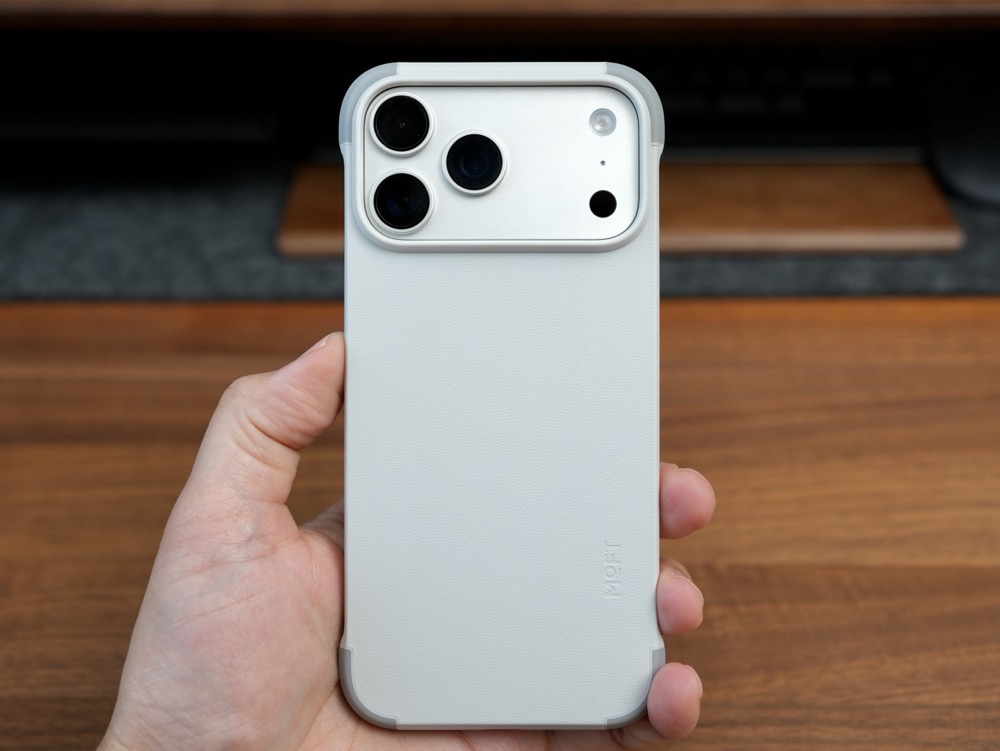 MOFTのiPhone 17用MagSafe対応バイカラーケースの装着感