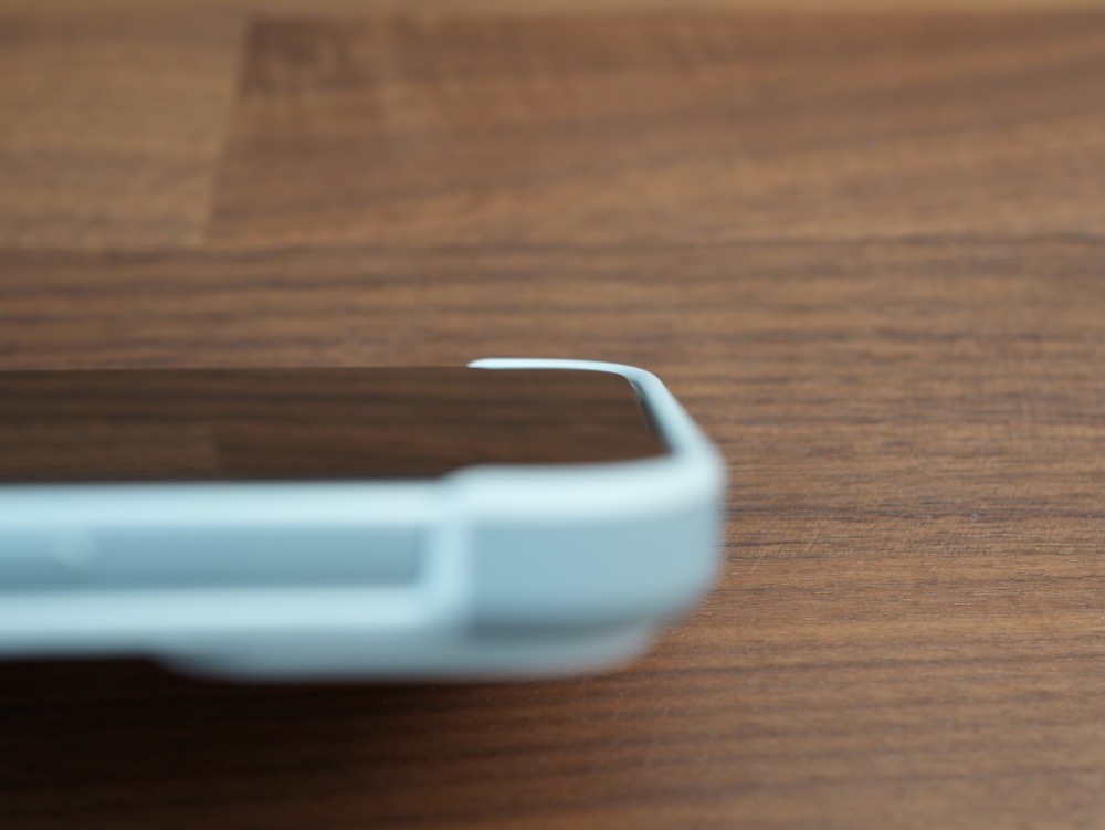 MOFTのiPhone 17用MagSafe対応バイカラーケースの液晶周り