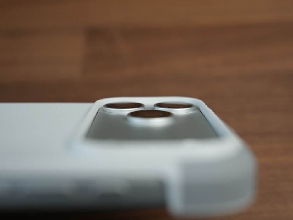 MOFTのiPhone 17用MagSafe対応バイカラーケースのカメラバンプ周り