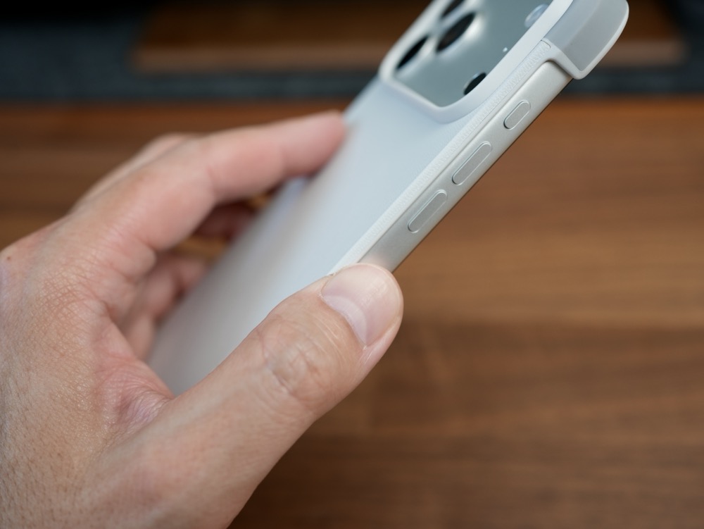 MOFTのiPhone 17用MagSafe対応バイカラーケースの持ち心地