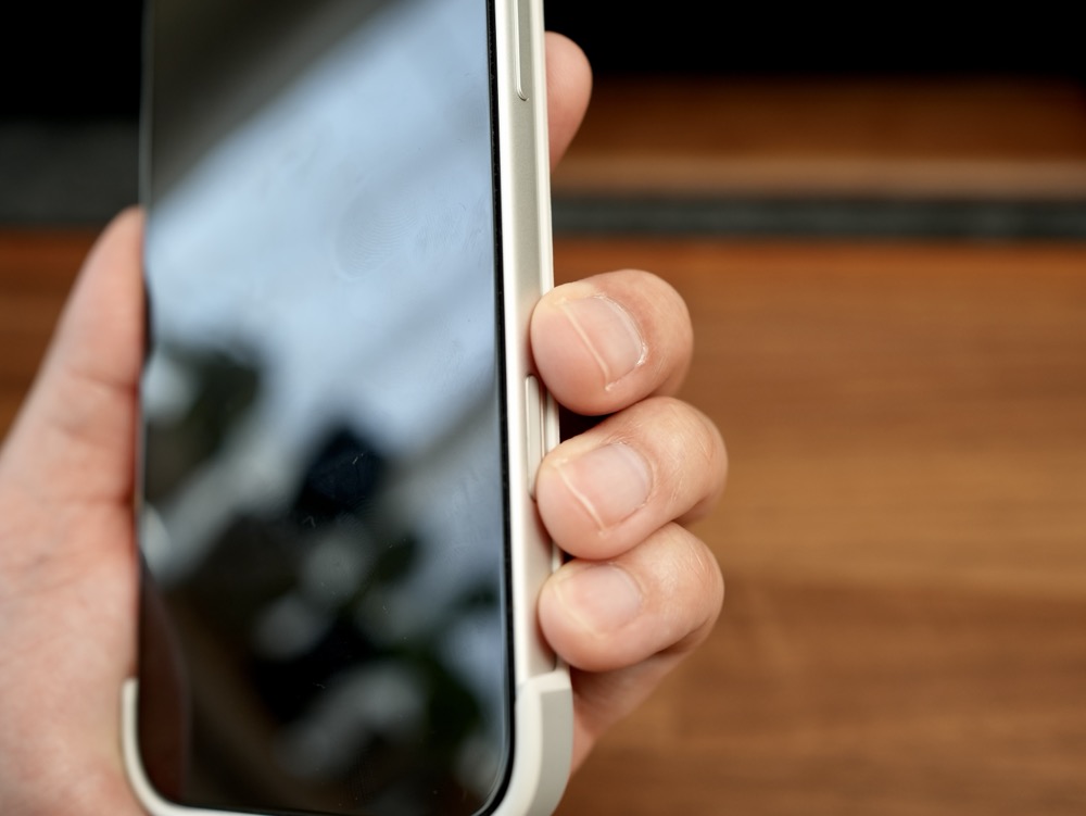 MOFTのiPhone 17用MagSafe対応バイカラーケースの持ち心地