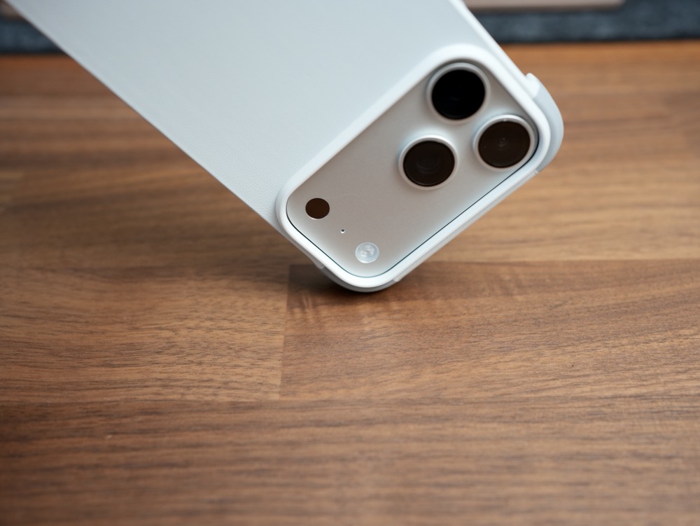 MOFTのiPhone 17用MagSafe対応バイカラーケースのコーナーの衝撃