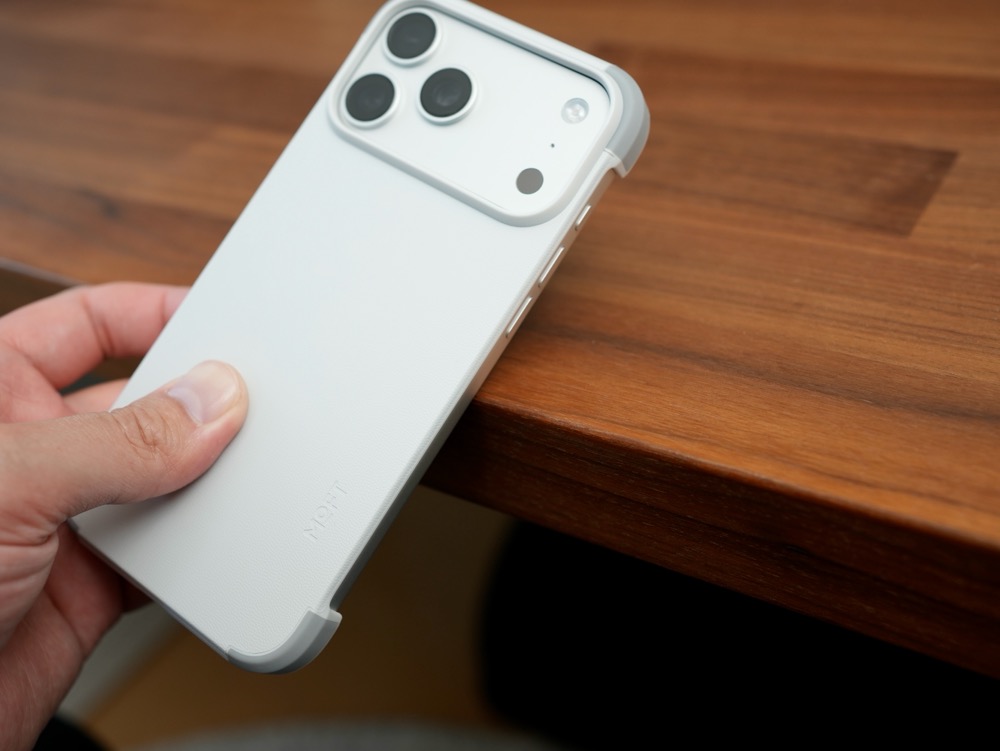 MOFTのiPhone 17用MagSafe対応バイカラーケース　側面から落ちると傷がつく