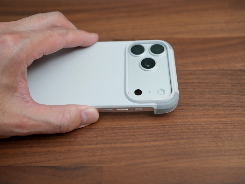 MOFTのiPhone 17用MagSafe対応バイカラーケースの持ち心地
