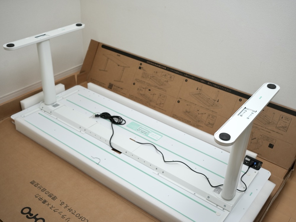 COFO Desk Studio 天板裏に取り付けたデスク脚