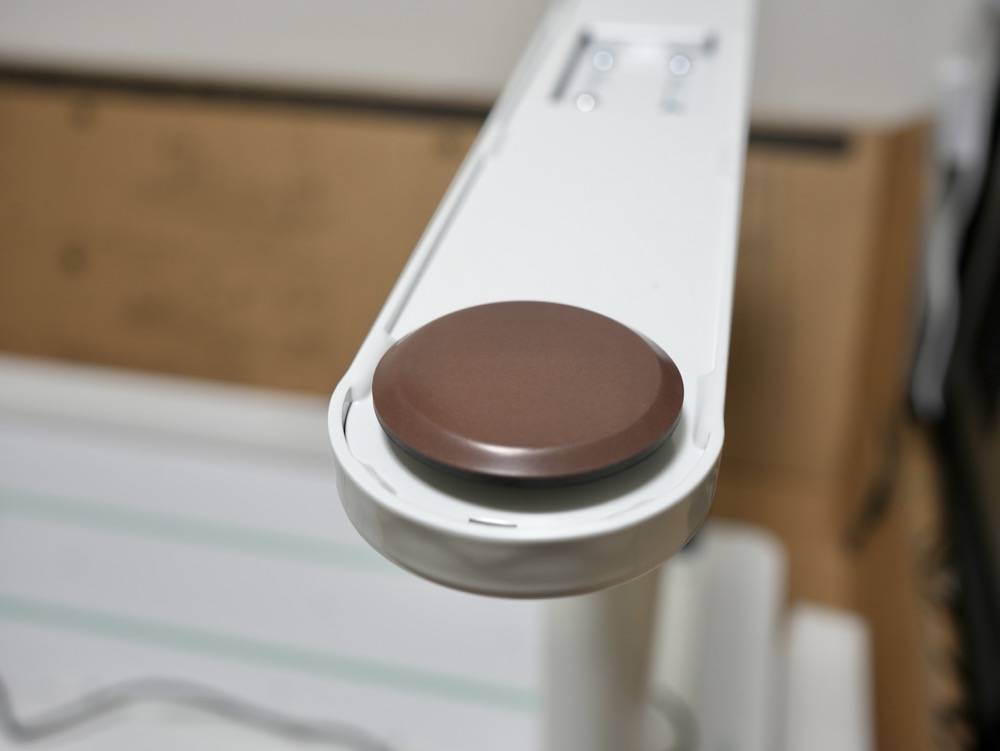 COFO Desk Studioの脚に設置した家具用滑り材