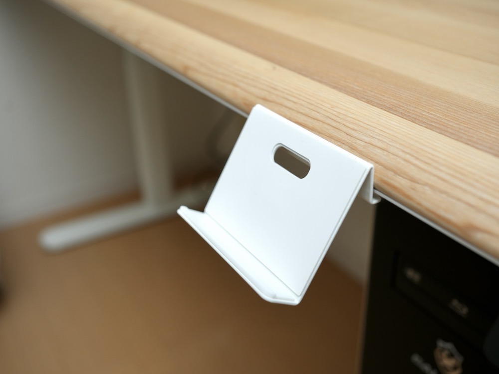 COFO Desk ガジェットスタンドに置いたタブレット