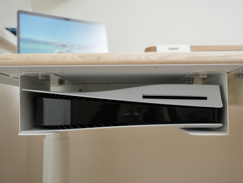 COFO Desk ガジェットクランプに機器を収納した様子