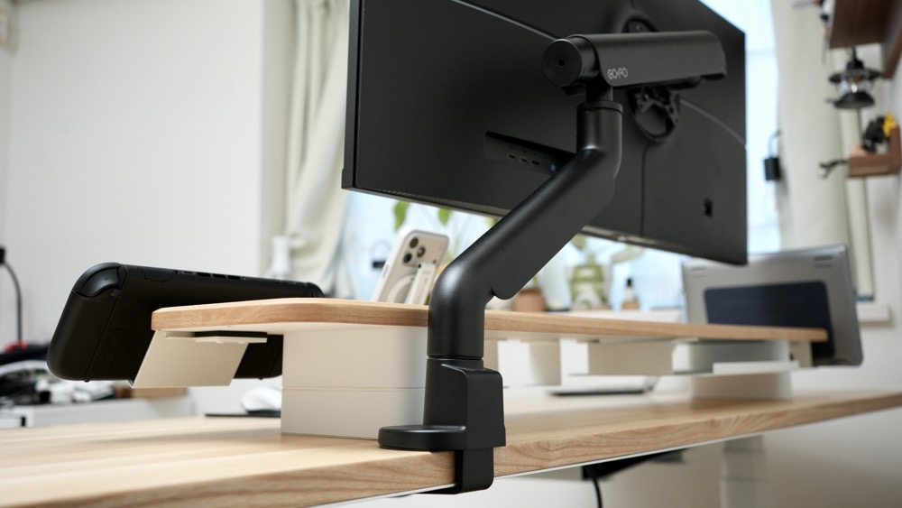 COFO Desk Studioを斜めから見たデスク環境