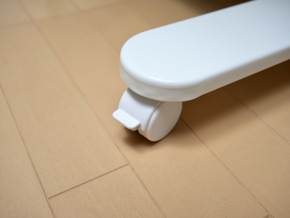 COFO Desk Studioの脚に取り付けたキャスター