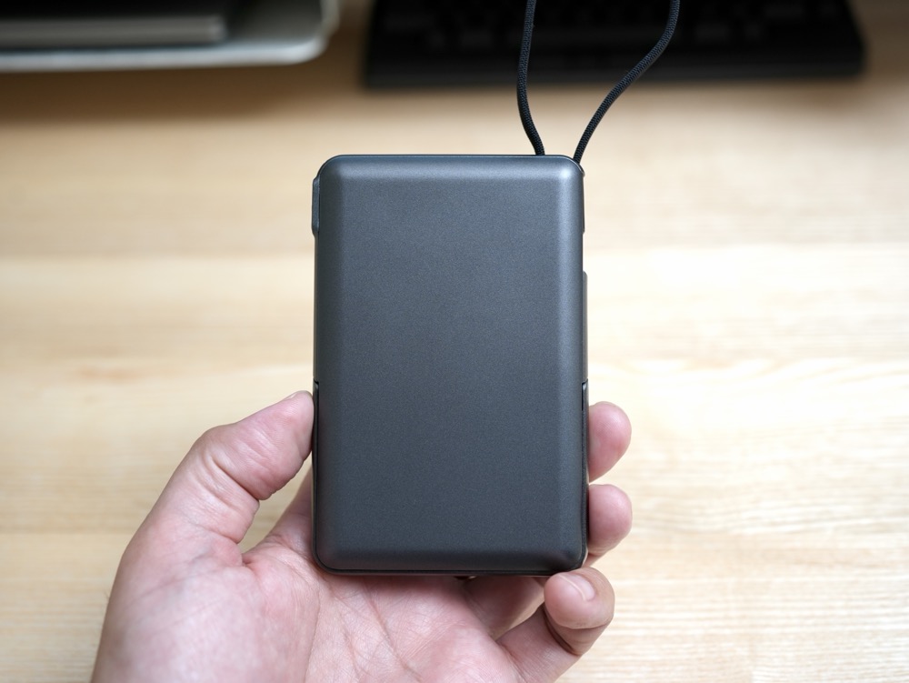 Satrayモバイルバッテリーの背面からの外観