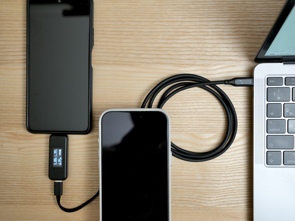 Satrayモバイルバッテリーは3台同時充電できる