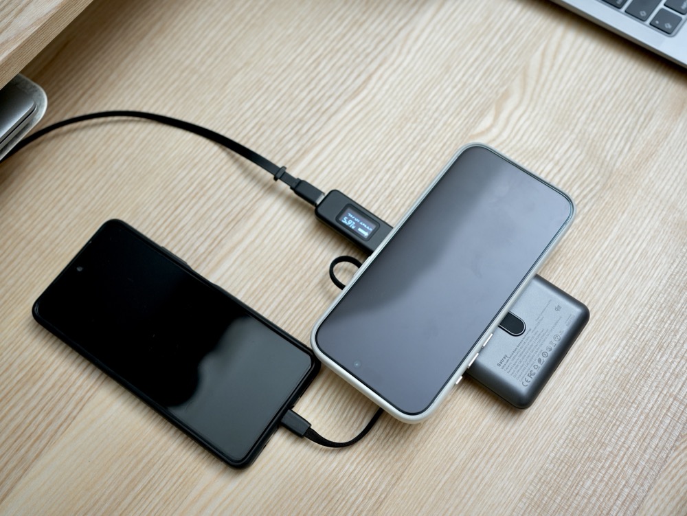 Satrayモバイルバッテリーはパススルー充電が可能
