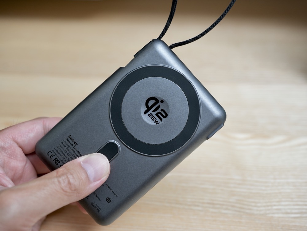 SatrayモバイルバッテリーはMagsafe周りの仕上げが波打ってる