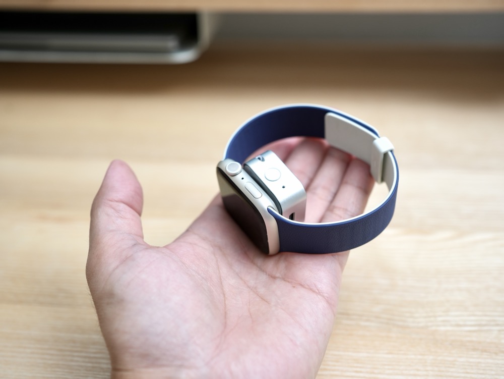 Satray Apple Watch用ワイヤレス充電器充電中
