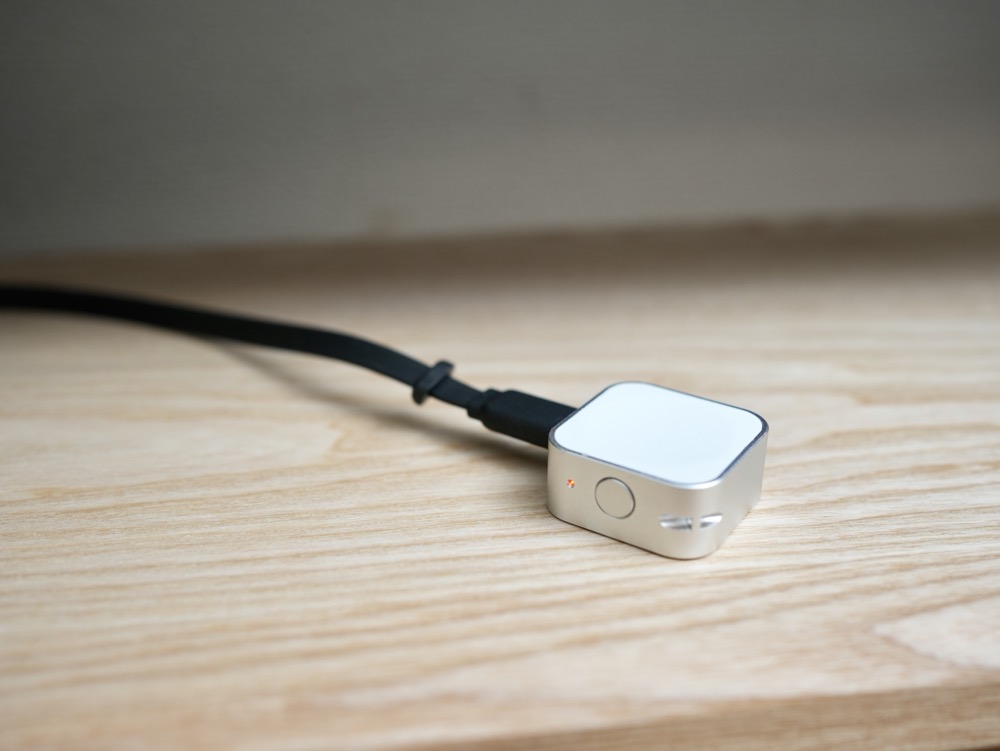Satray Apple Watch用ワイヤレス充電器本体充電中