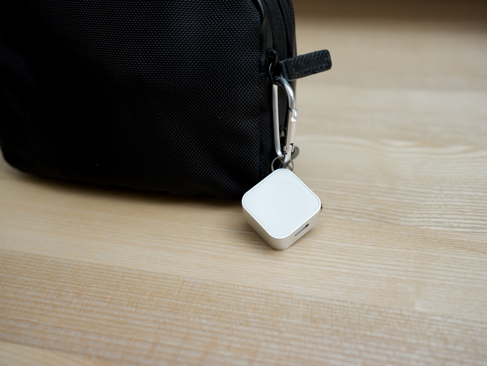 Satray Apple Watch用ワイヤレス充電器カラビナでポーチに取り付け